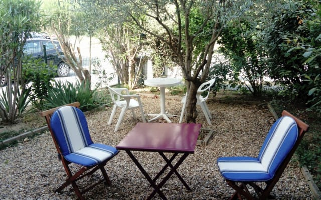 Quarto em casa, residência com piscina