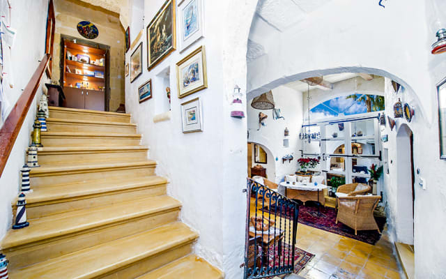 Peter's listing on misterb&b - Stairs leading up to bedrooms
