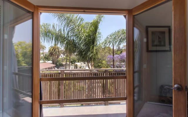 Large house, upstairs corner bedroom. Silver Lake - Picture 6