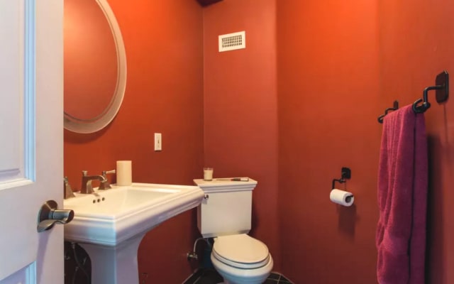 Large house, upstairs corner bedroom. Silver Lake - Picture 14