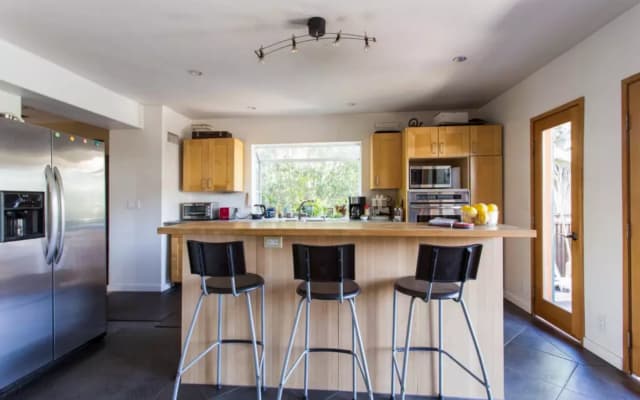 Large house, upstairs corner bedroom. Silver Lake - Picture 8