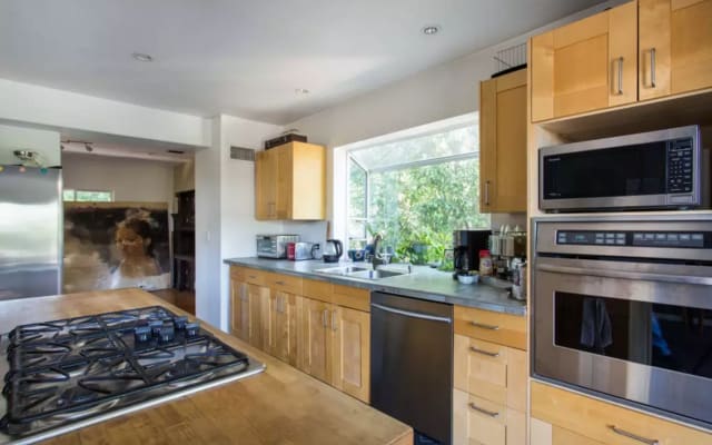 Large house, upstairs corner bedroom. Silver Lake - Picture 9