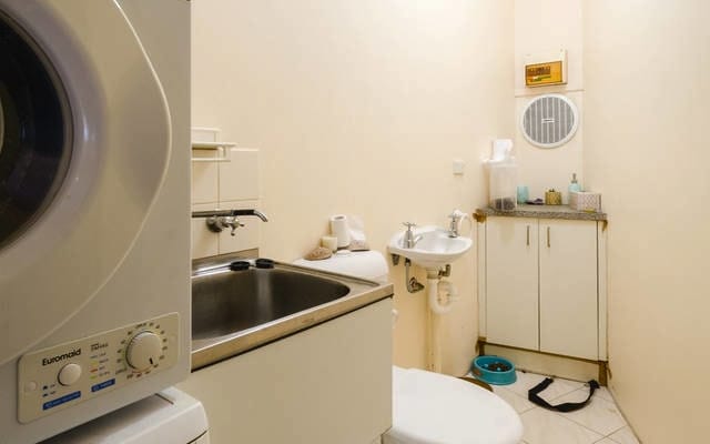 Private bedroom with ensuite bathroom - Picture 8