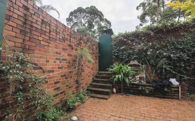 Private bedroom with ensuite bathroom - Picture 11