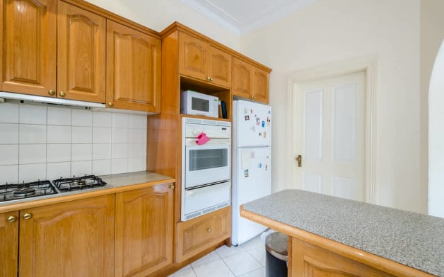 Private bedroom with ensuite bathroom - Picture 9
