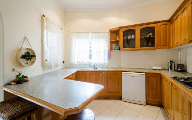 Private bedroom with ensuite bathroom - Picture 10