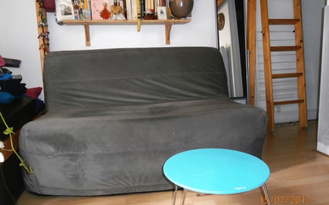 Sofa in einem kleinen Studio