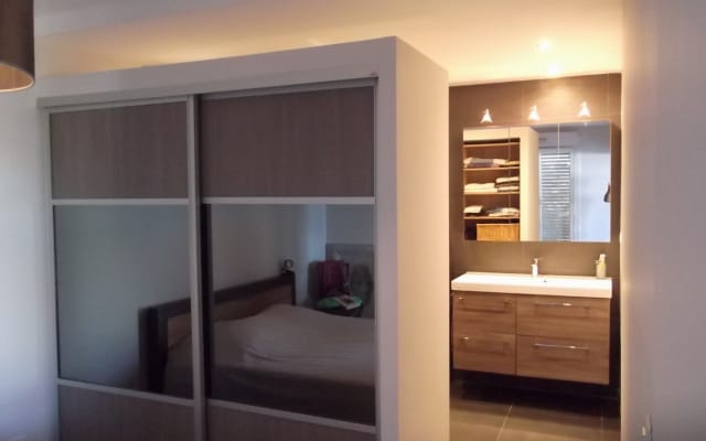 Quarto partilhado moderno e luminoso