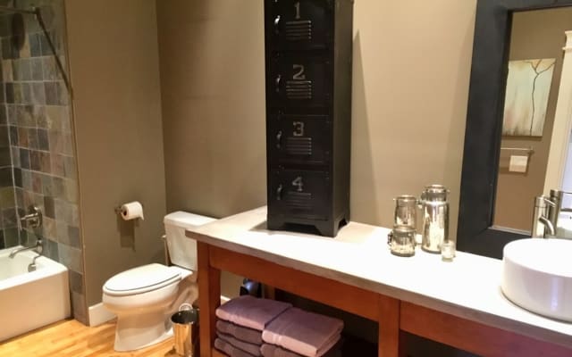 Quarto privado no centro da cidade numa fábrica de elevadores renovada