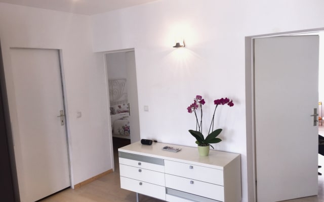 Bright room, king-size bed, central location in gay Schöneberg on U&S Bahn links. - Picture 10
