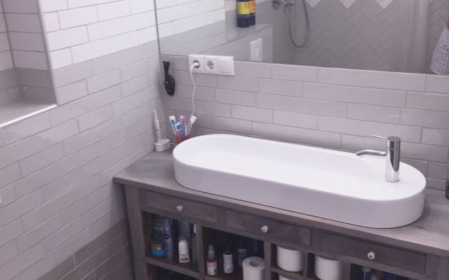 Bright room, king-size bed, central location in gay Schöneberg on U&S...