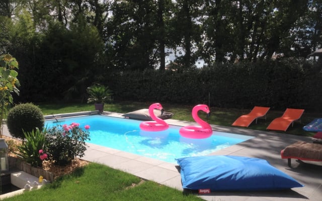 Chambre privée dans une maison avec piscine