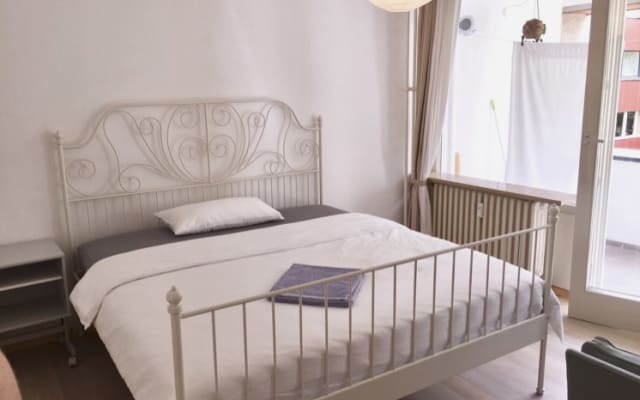 Bright room, king-size bed, central location in gay Schöneberg on U&S...