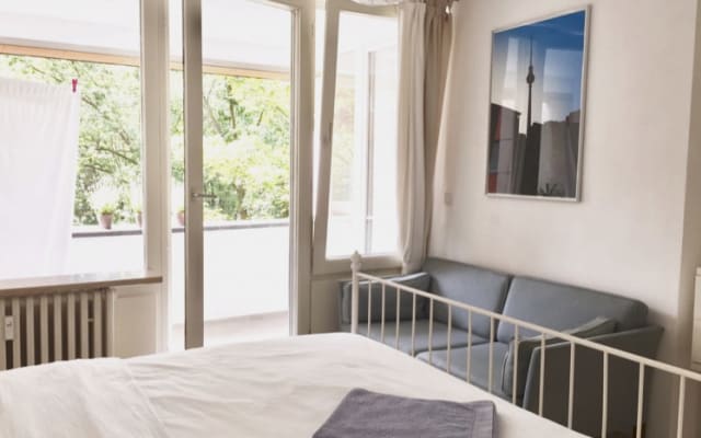 Bright room, king-size bed, central location in gay Schöneberg on U&S...