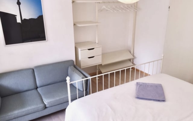 Bright room, king-size bed, central location in gay Schöneberg on U&S...