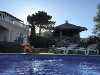 Camera rossa con aria condizionata in villa gay con 4 camere da letto
