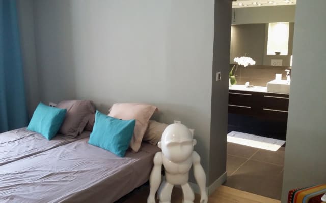Camera da letto con bagno e spogliatoio.