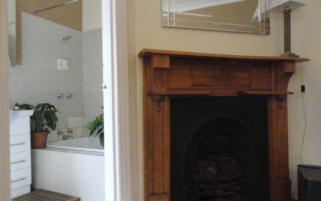 Quiet room in 3 bedroom house in St Kilda - Picture 8
