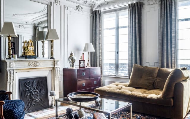 Quarto num apartamento de estilo parisiense tradicional (75 m²) .