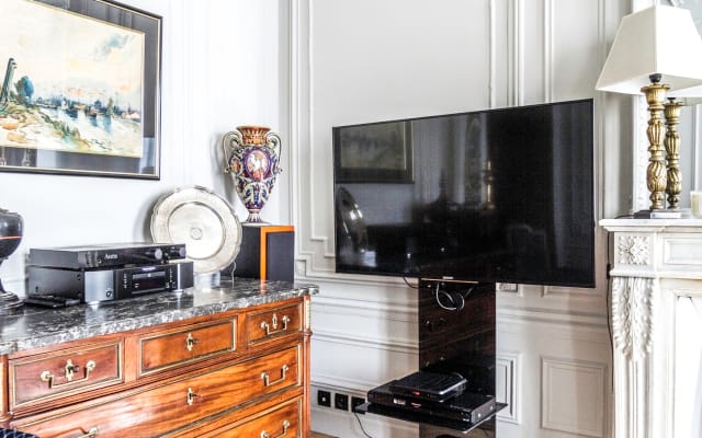 Quarto num apartamento de estilo parisiense tradicional (75 m²) .