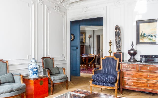 Quarto num apartamento de estilo parisiense tradicional (75 m²) .