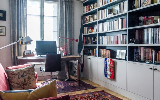 Quarto num apartamento de estilo parisiense tradicional (75 m²) .