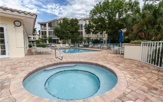 ¡Suite privada en el sereno enclave de Nápoles!