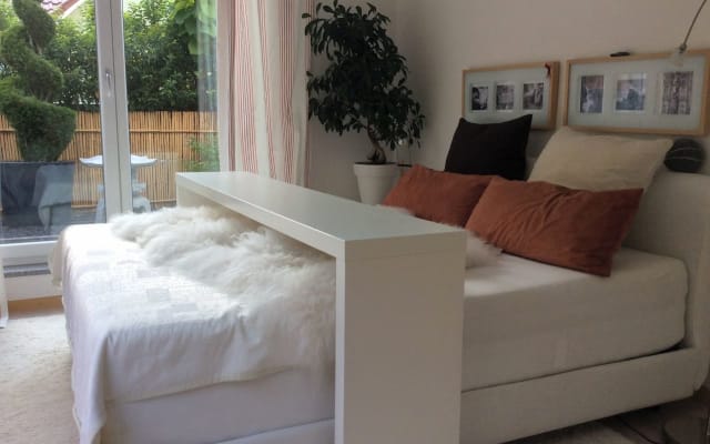 Lichtdurchflutetes Gästezimmer mit Blick in die Landschaft