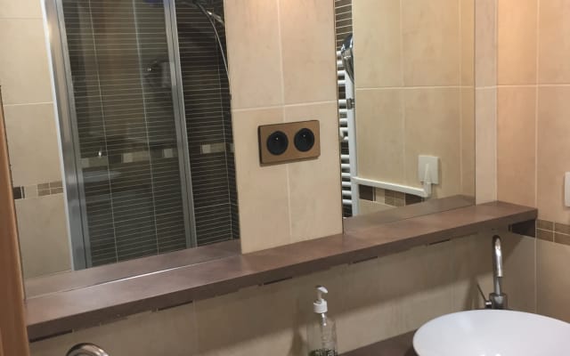 Camera privata in un grande appartamento con terrazza