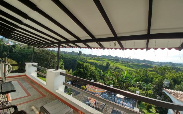 Dormitorio principal con vistas espectaculares del cafetal y las montañ