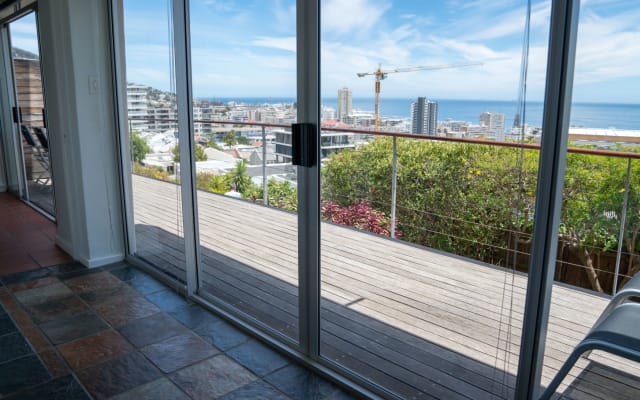 Large sunny apartment with great sea views, patio and good security - Picture 10