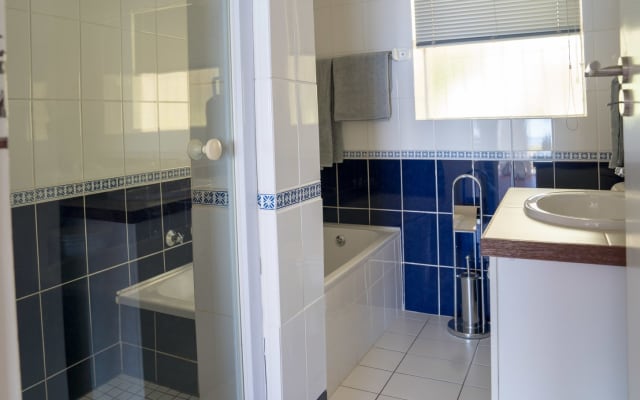 Large sunny apartment with great sea views, patio and good security - Picture 15