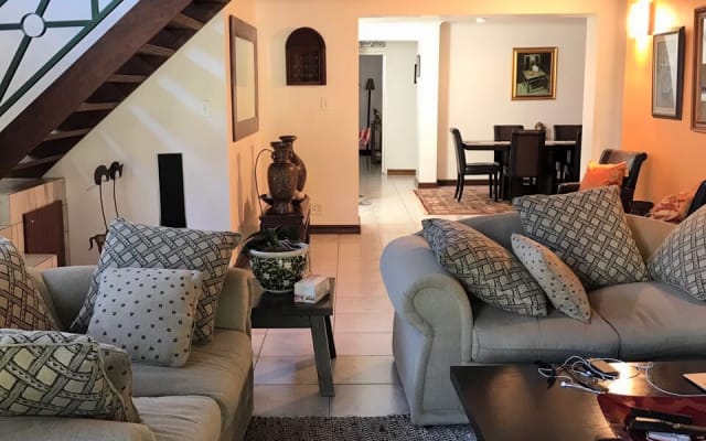 Moradia de 4 quartos com serviços de gestão e piscina