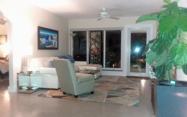 Private room and bath in Wilton Manors. - Picture 8