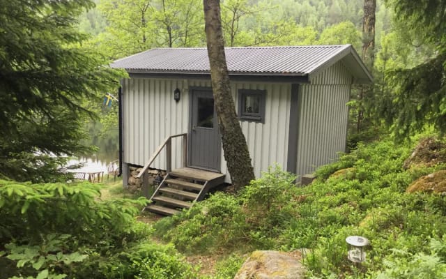 Wunderschön gelegenes Bootshaus-Cottage am Seeufer.