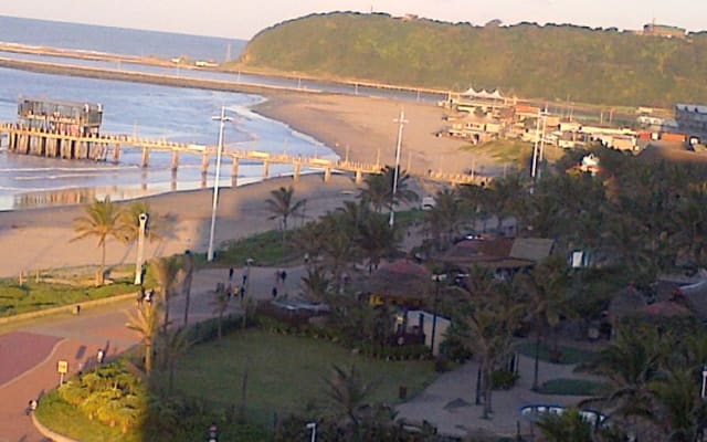 3 quartos. 3 casas de banho. Em frente à praia.