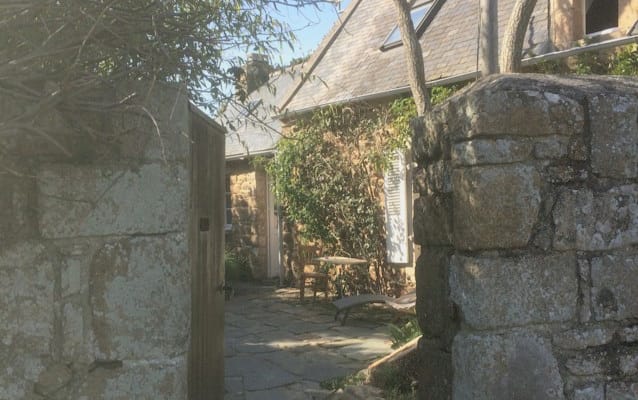 une grande chambre dans une maison typique sur une île sans voiture