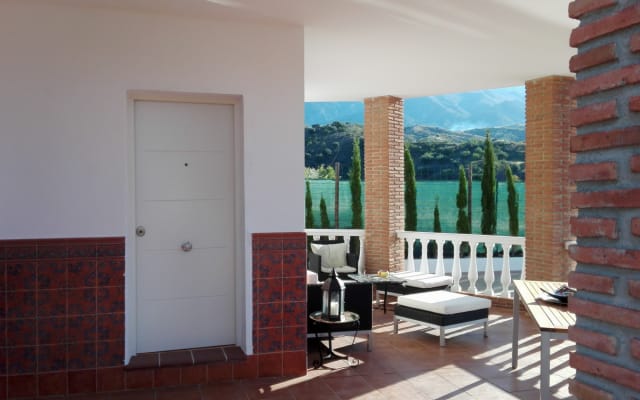 Moderna habitación de invitados, gran cuarto de baño, entrada privada