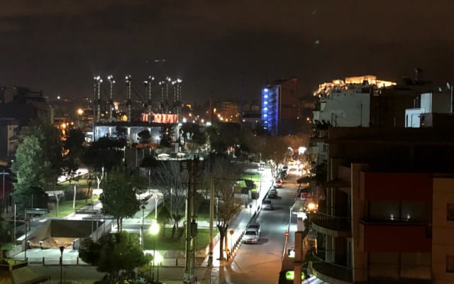 No coração gay de Atenas (exatamente em frente ao metro), na zona mais 