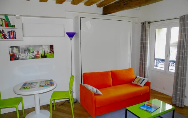 Studio in the heart of Paris, charm, comfort, view, lift, air...