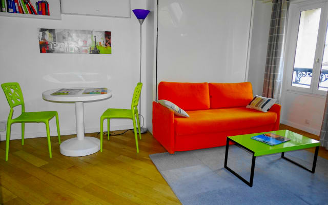 Studio in the heart of Paris, charm, comfort, view, lift, air...