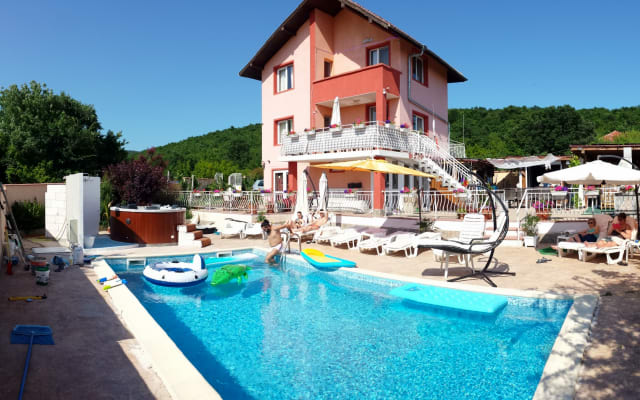 Villa gay com piscina, jacuzzi, bar e música