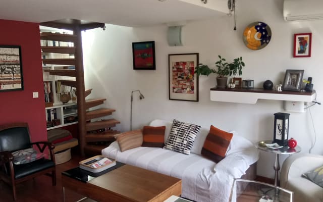 Dormitorio entresuelo en apartamento de 70m2 con terraza de 10m2