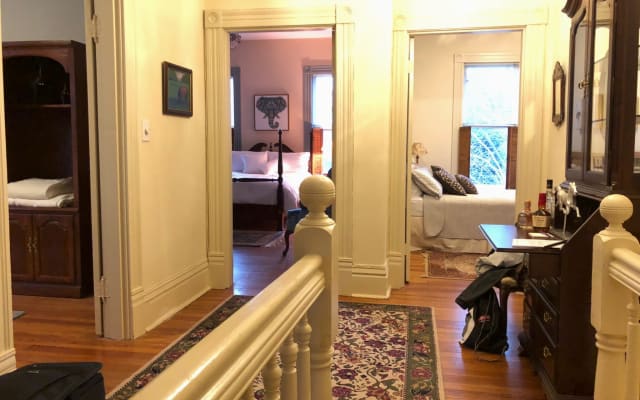 Downtown Historic 3-Bedroom Apt near UK, Bourbon Trail, Horse Farms