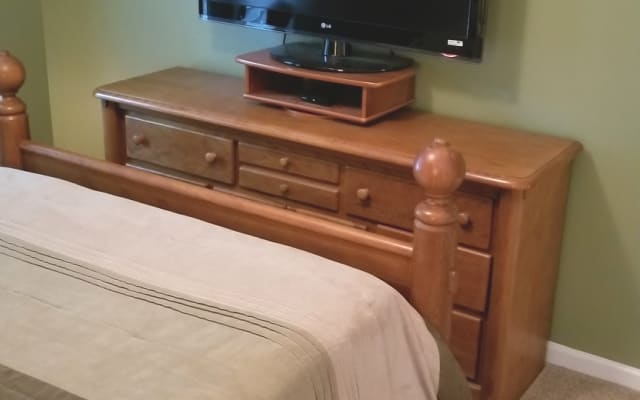 Jay's listing on misterb&b - 47" TV - Premium cable, 1000 MPS internet speed.