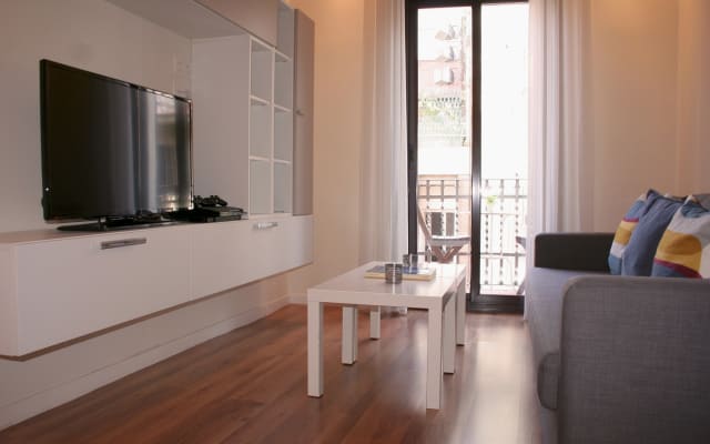Tapioles: Bonito apartamento con balcón en Poble Sec
