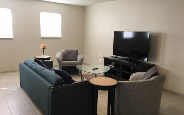 Downtown Comfy Quiet & Spacious  3-bedroom Apartment