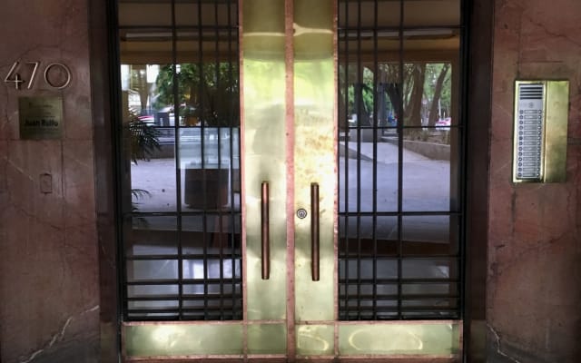 Agustins Inserat auf misterb&b - Main entry to the building, 1930s art deco 