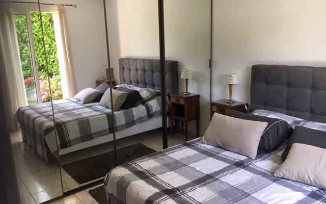 Zimmer in Villa mit Pool