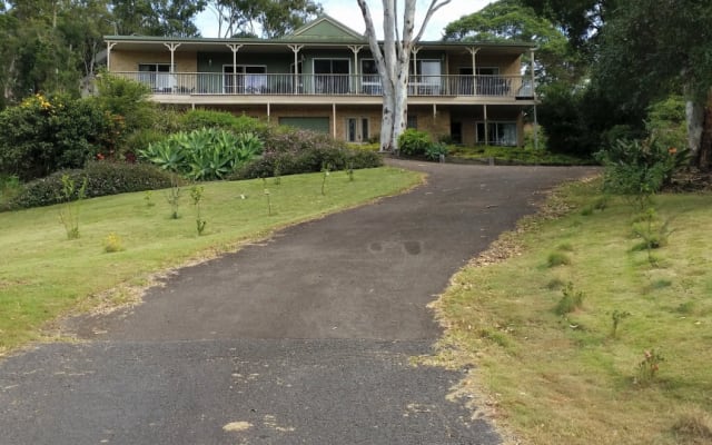 Sunshine Coast Hinterland with ocean glimpses - Picture 6